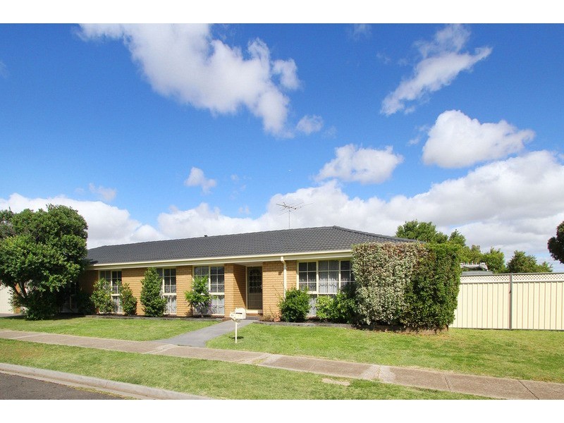 49 Pindari Avenue, Taylors Lakes VIC 3038