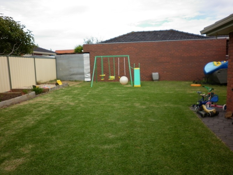 7 Ensign Grove, Taylors Lakes VIC 3038