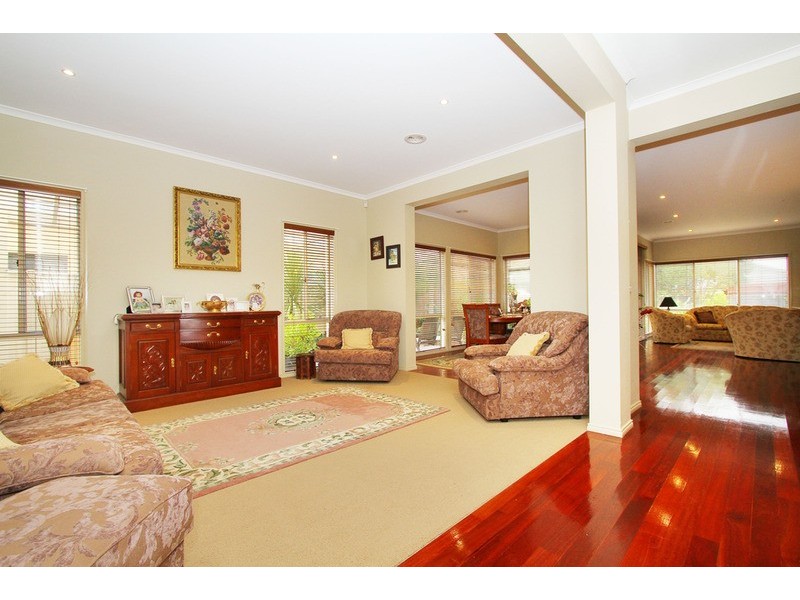 17 Wisteria Close, Taylors Hill VIC 3037