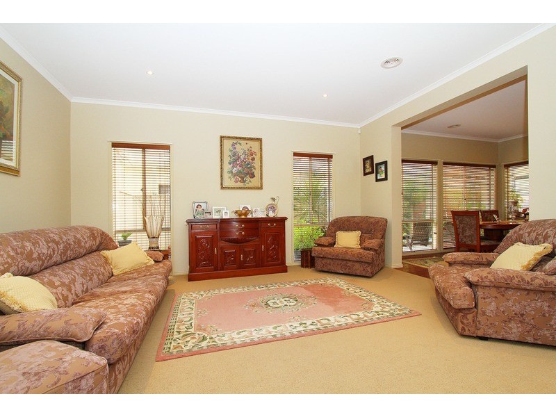 17 Wisteria Close, Taylors Hill VIC 3037