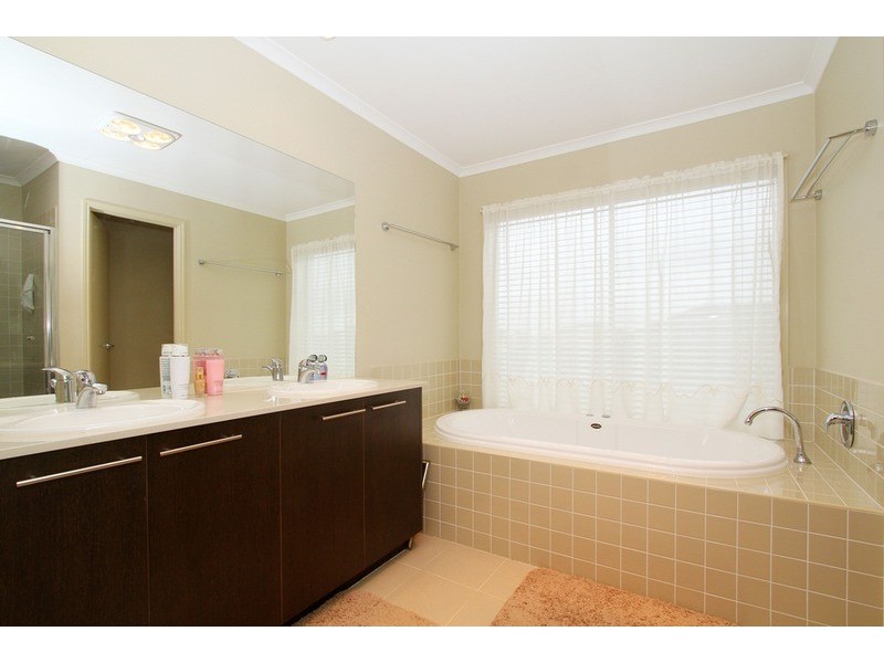 17 Wisteria Close, Taylors Hill VIC 3037