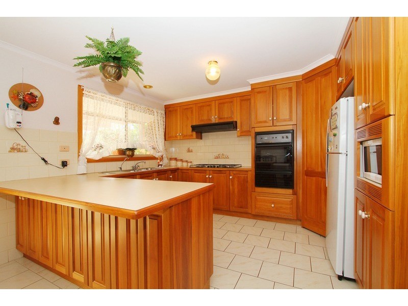 2 Heron Court, Taylors Lakes VIC 3038