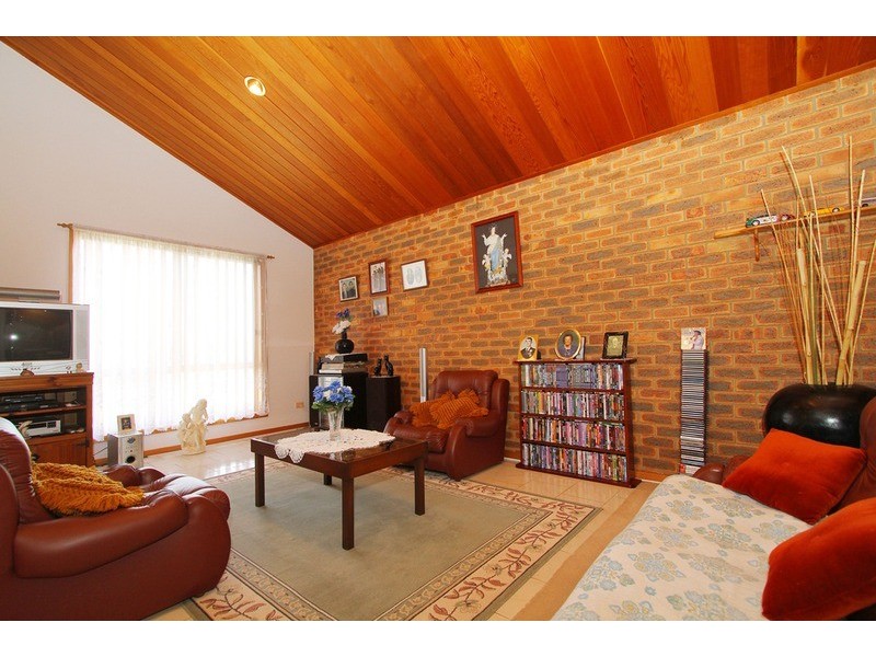 2 Heron Court, Taylors Lakes VIC 3038