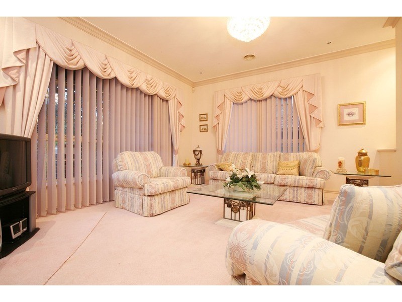 32 Lionheart Avenue, Taylors Lakes VIC 3038