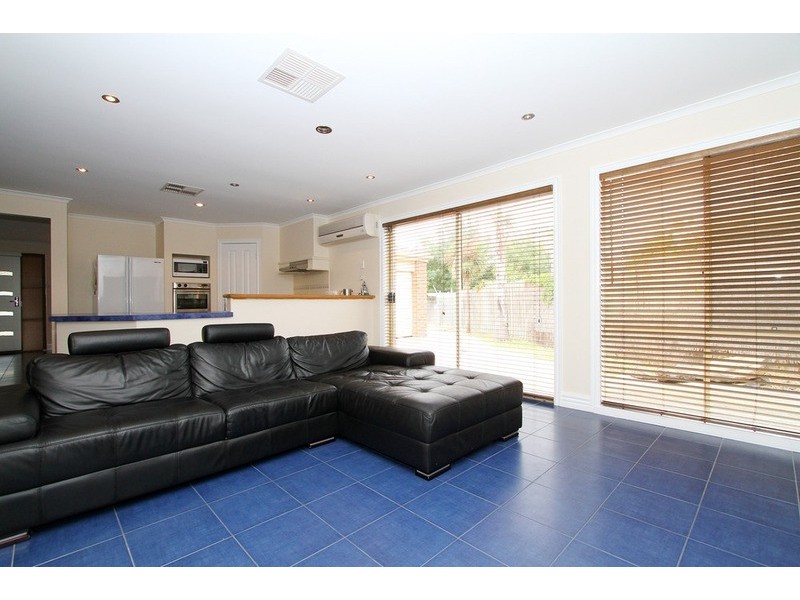 1/12 Nottingham Way, Sydenham VIC 3037