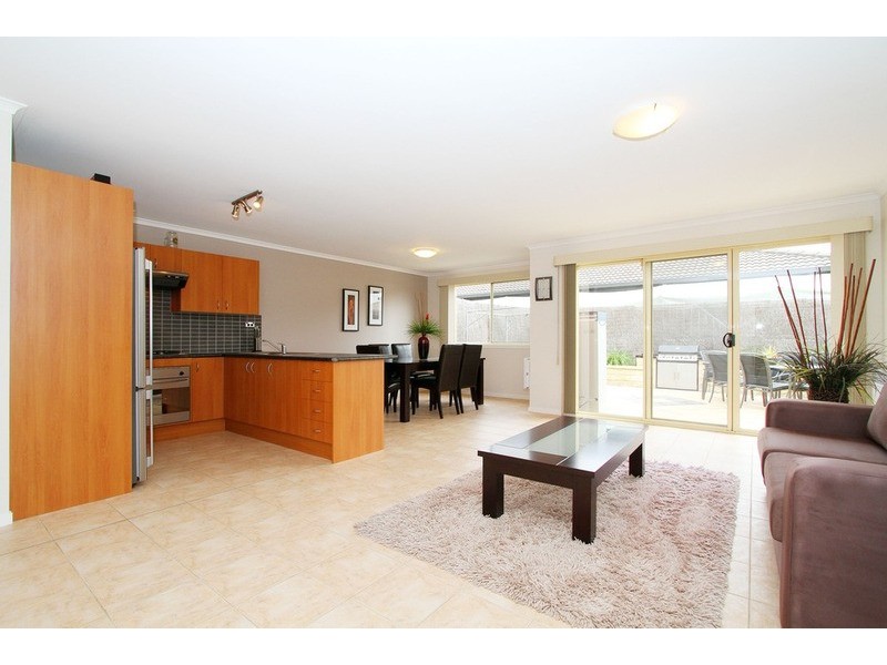 4/2 Silvertree Avenue, Delahey VIC 3037