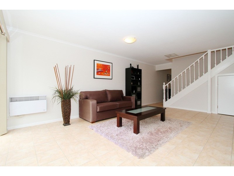 4/2 Silvertree Avenue, Delahey VIC 3037
