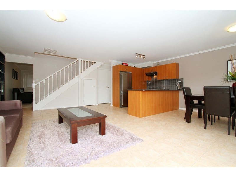 4/2 Silvertree Avenue, Delahey VIC 3037