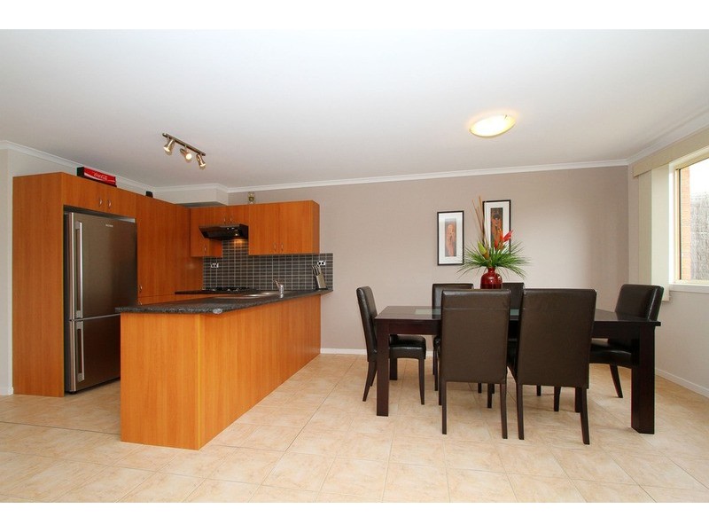 4/2 Silvertree Avenue, Delahey VIC 3037