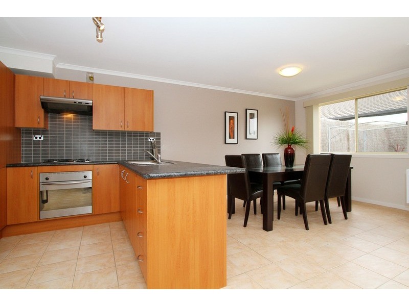 4/2 Silvertree Avenue, Delahey VIC 3037