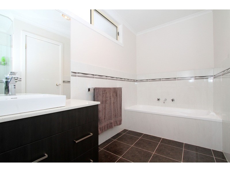 4/2 Silvertree Avenue, Delahey VIC 3037