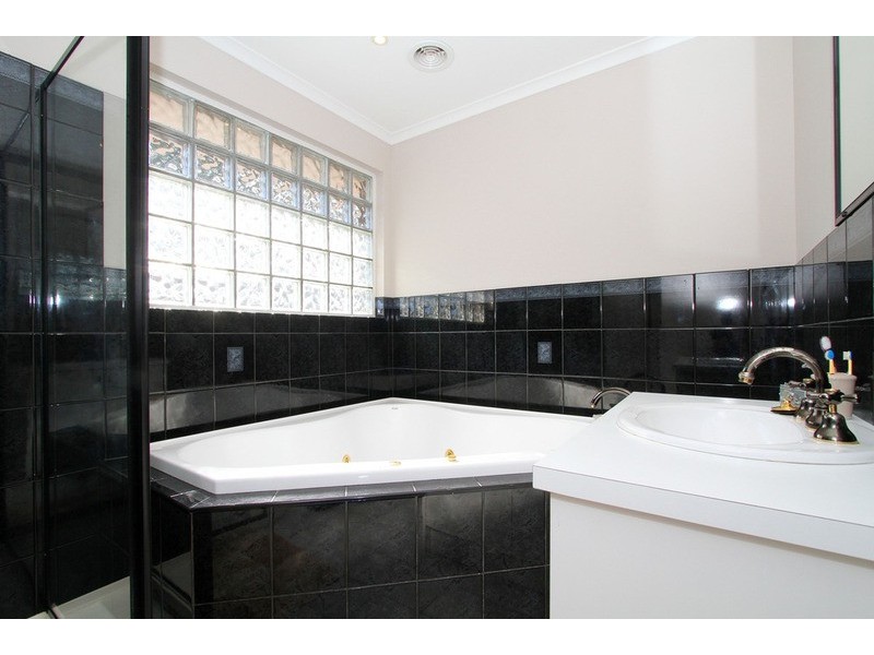 16 Shale Court, Delahey VIC 3037