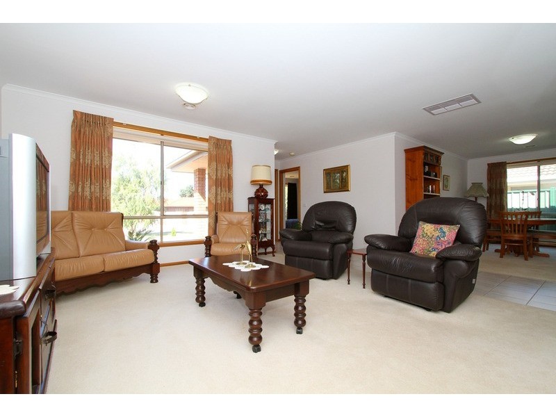 3 Angourie Crescent, Taylors Lakes VIC 3038