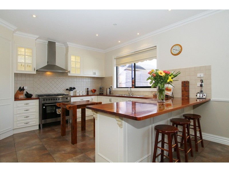 24 Melfin Drive, Hillside VIC 3037