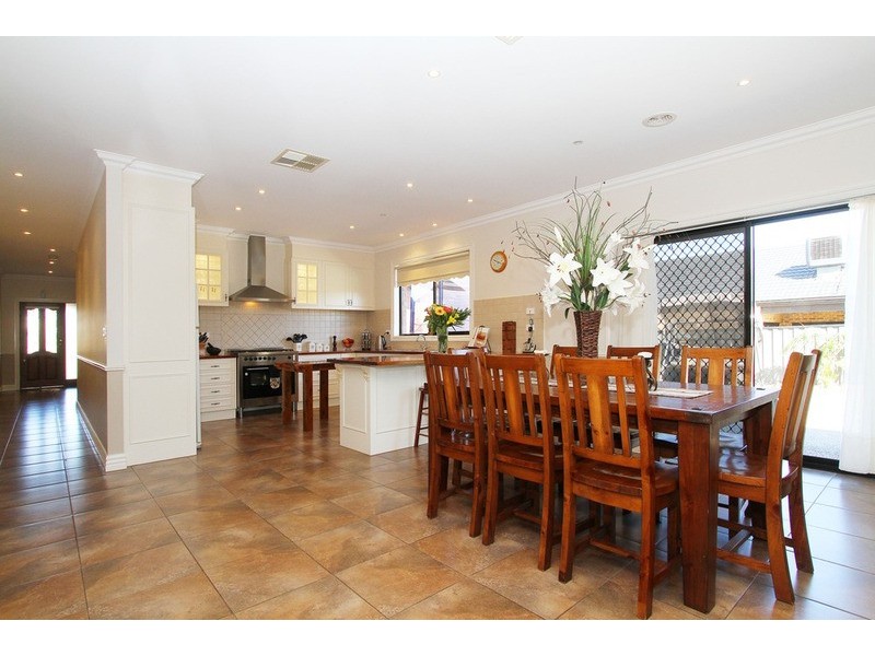 24 Melfin Drive, Hillside VIC 3037