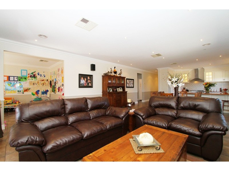 24 Melfin Drive, Hillside VIC 3037