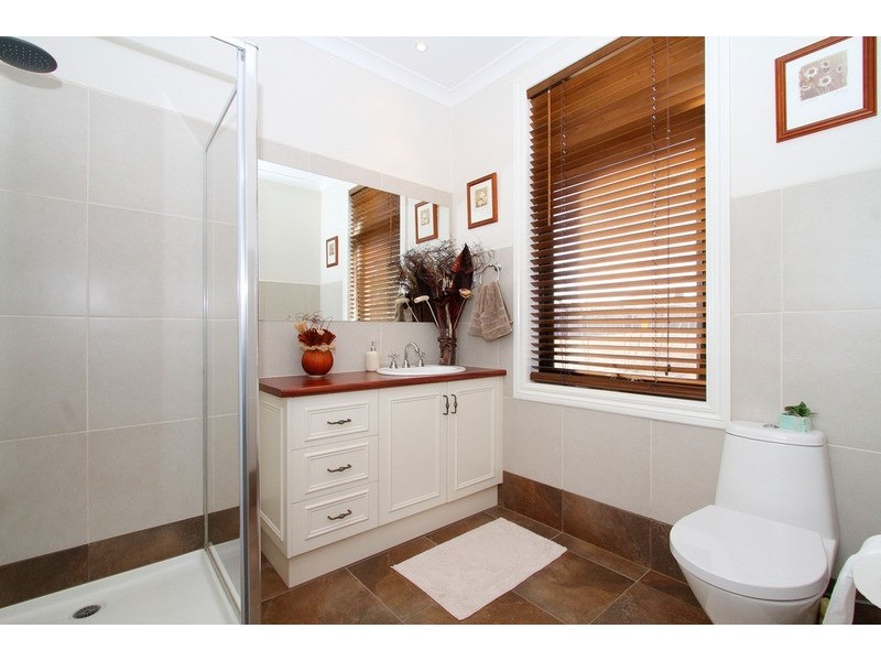 24 Melfin Drive, Hillside VIC 3037