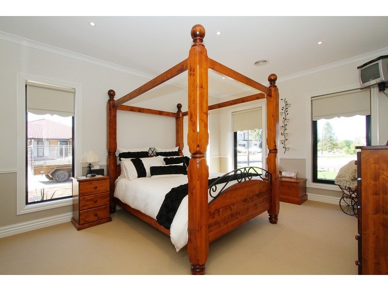 24 Melfin Drive, Hillside VIC 3037