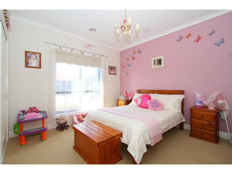 24 Melfin Drive, Hillside VIC 3037