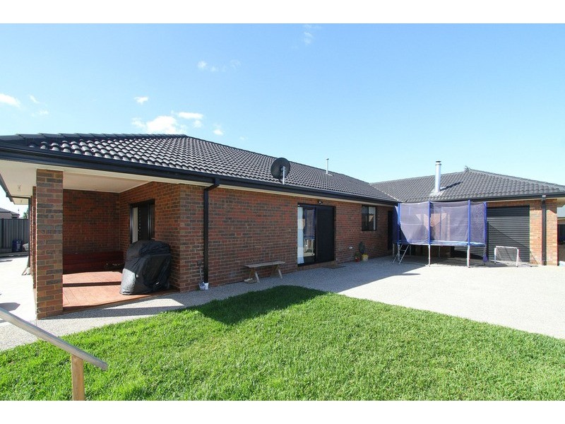24 Melfin Drive, Hillside VIC 3037