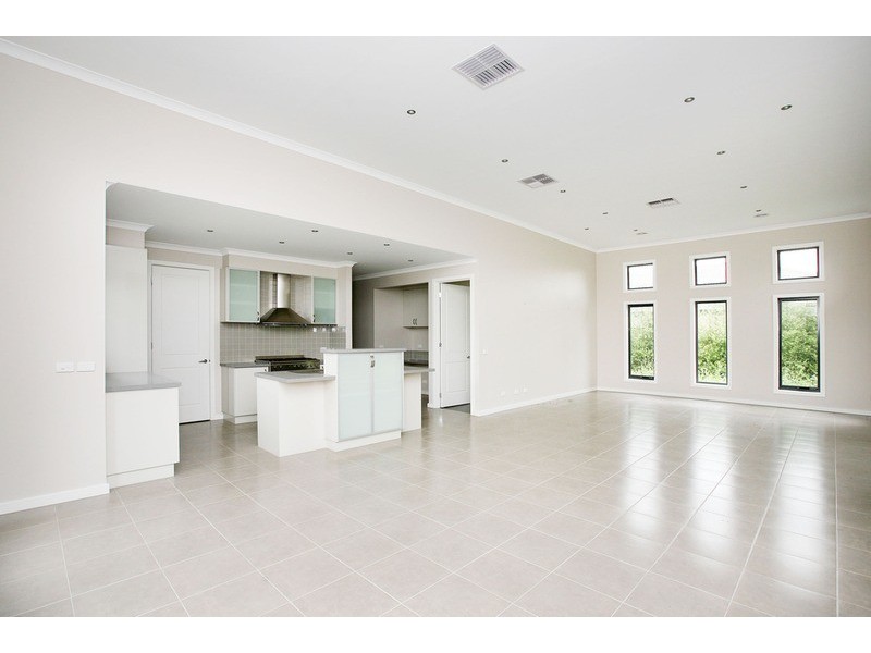 17 Kirribilli Boulevard, Taylors Hill VIC 3037