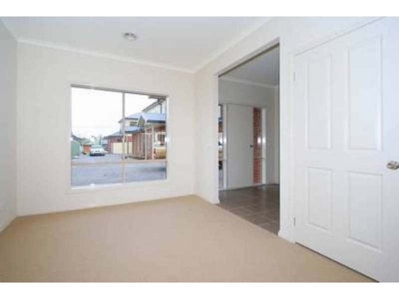 4/12 Buckingham Street, Sydenham VIC 3037