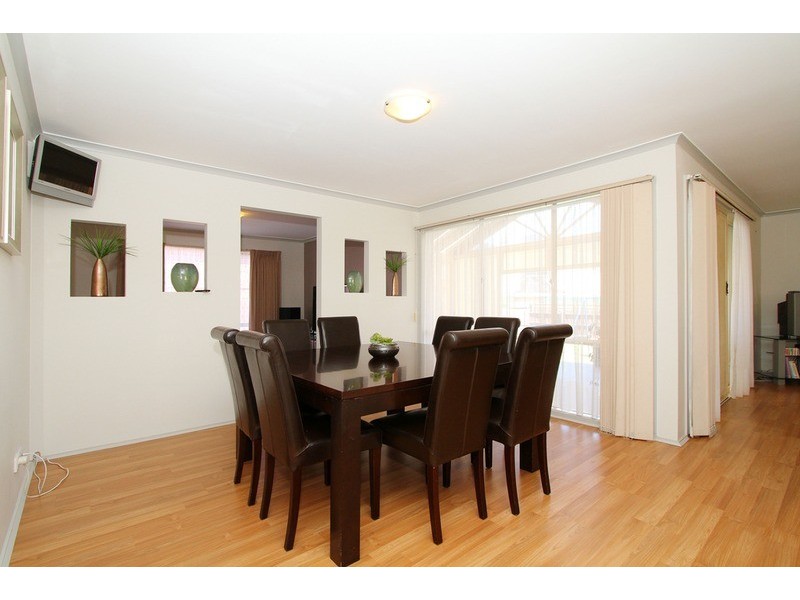 32 Queens Parade, Hillside VIC 3037