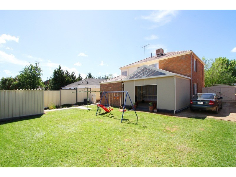 32 Queens Parade, Hillside VIC 3037