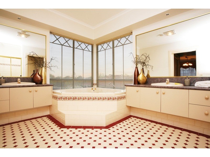 5 Drysdale Avenue, Taylors Lakes VIC 3038