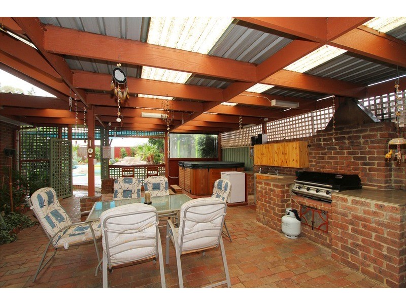 13 Laguna Close, Taylors Lakes VIC 3038