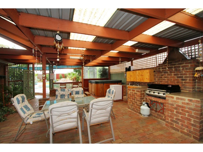 13 Laguna Close, Taylors Lakes VIC 3038