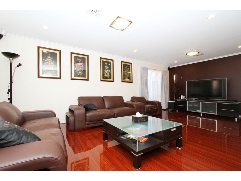 34 Pilgrim Drive, Hillside VIC 3037