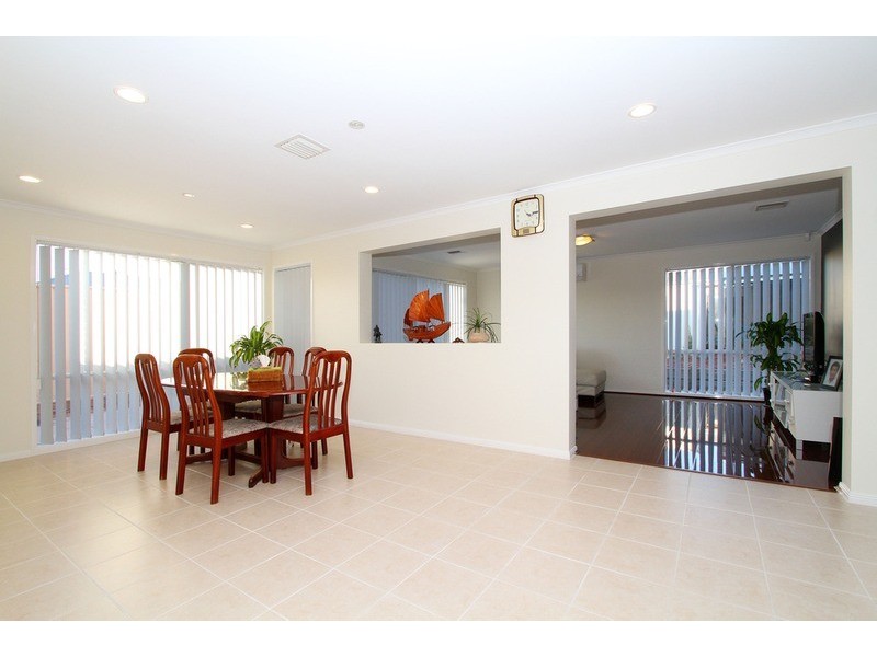 34 Pilgrim Drive, Hillside VIC 3037