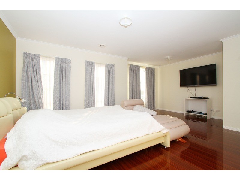 34 Pilgrim Drive, Hillside VIC 3037