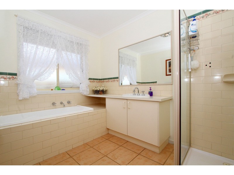 5 Sandalwood Avenue, Hillside VIC 3037