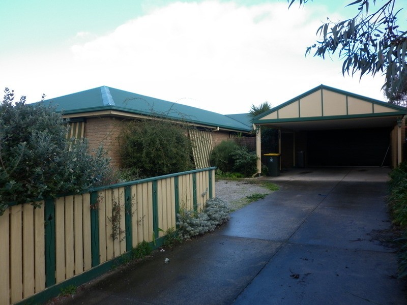 15 Carrington Drive, Sydenham VIC 3037