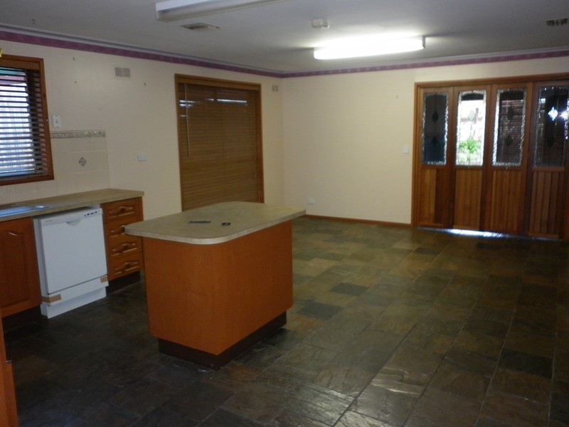 15 Carrington Drive, Sydenham VIC 3037