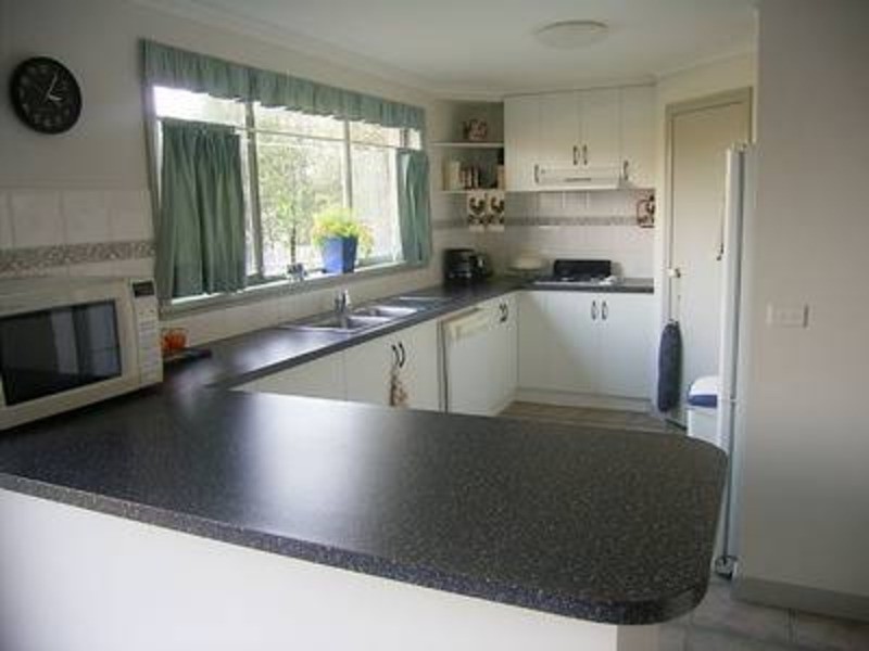 18 Queens Parade, Hillside VIC 3037