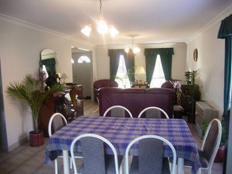 18 Queens Parade, Hillside VIC 3037