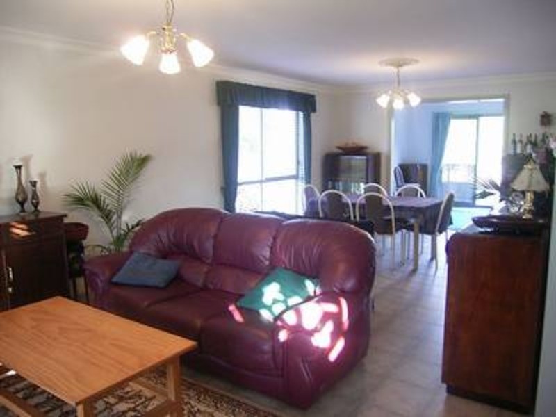 18 Queens Parade, Hillside VIC 3037