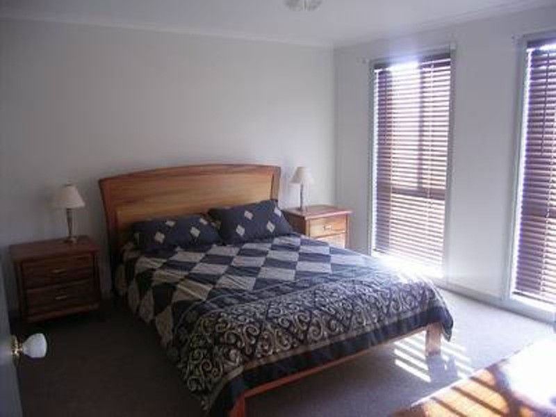 18 Queens Parade, Hillside VIC 3037