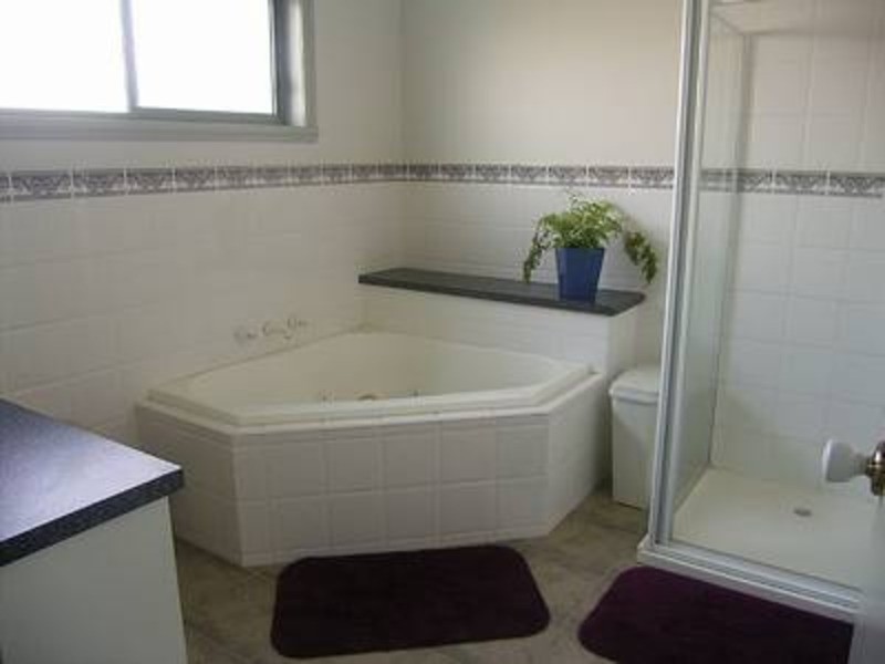 18 Queens Parade, Hillside VIC 3037