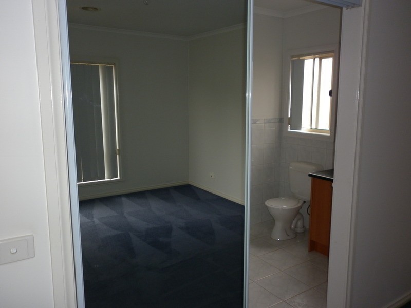 2/8 Santa Monica Drive, Taylors Lakes VIC 3038