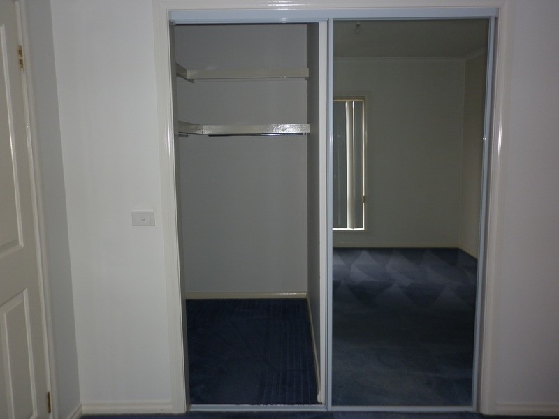 2/8 Santa Monica Drive, Taylors Lakes VIC 3038