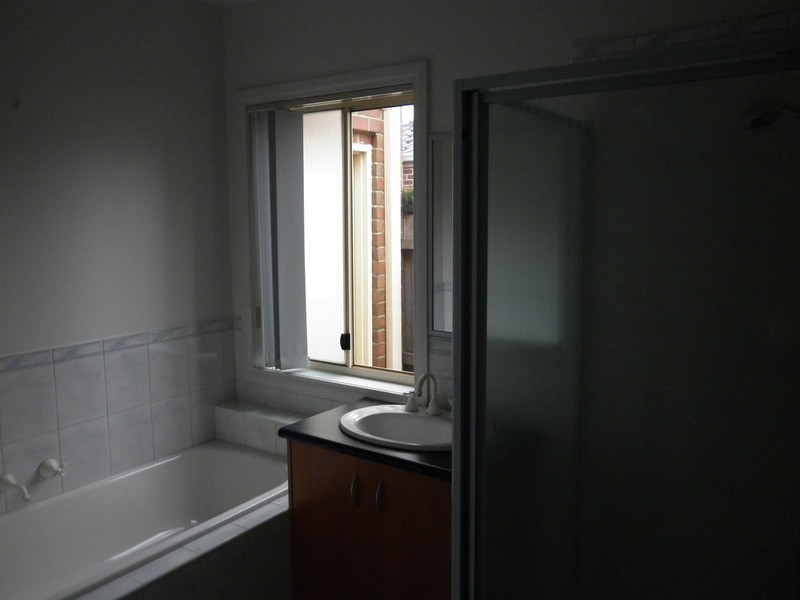 2/8 Santa Monica Drive, Taylors Lakes VIC 3038