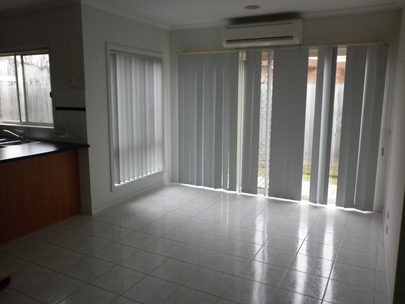 2/8 Santa Monica Drive, Taylors Lakes VIC 3038