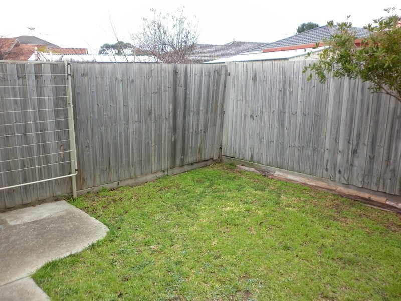 2/8 Santa Monica Drive, Taylors Lakes VIC 3038