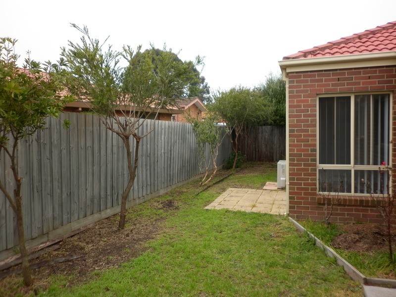 2/8 Santa Monica Drive, Taylors Lakes VIC 3038