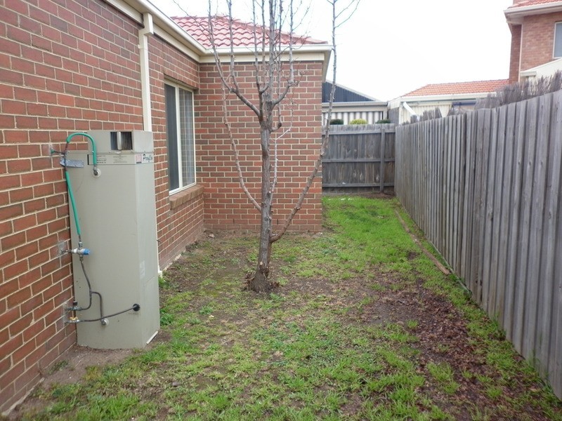 2/8 Santa Monica Drive, Taylors Lakes VIC 3038