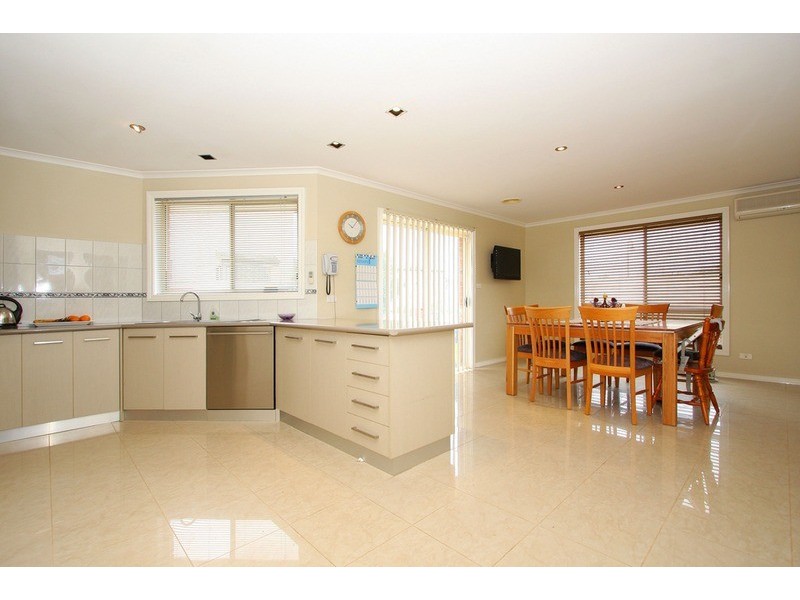 4 Melfin Drive, Hillside VIC 3037